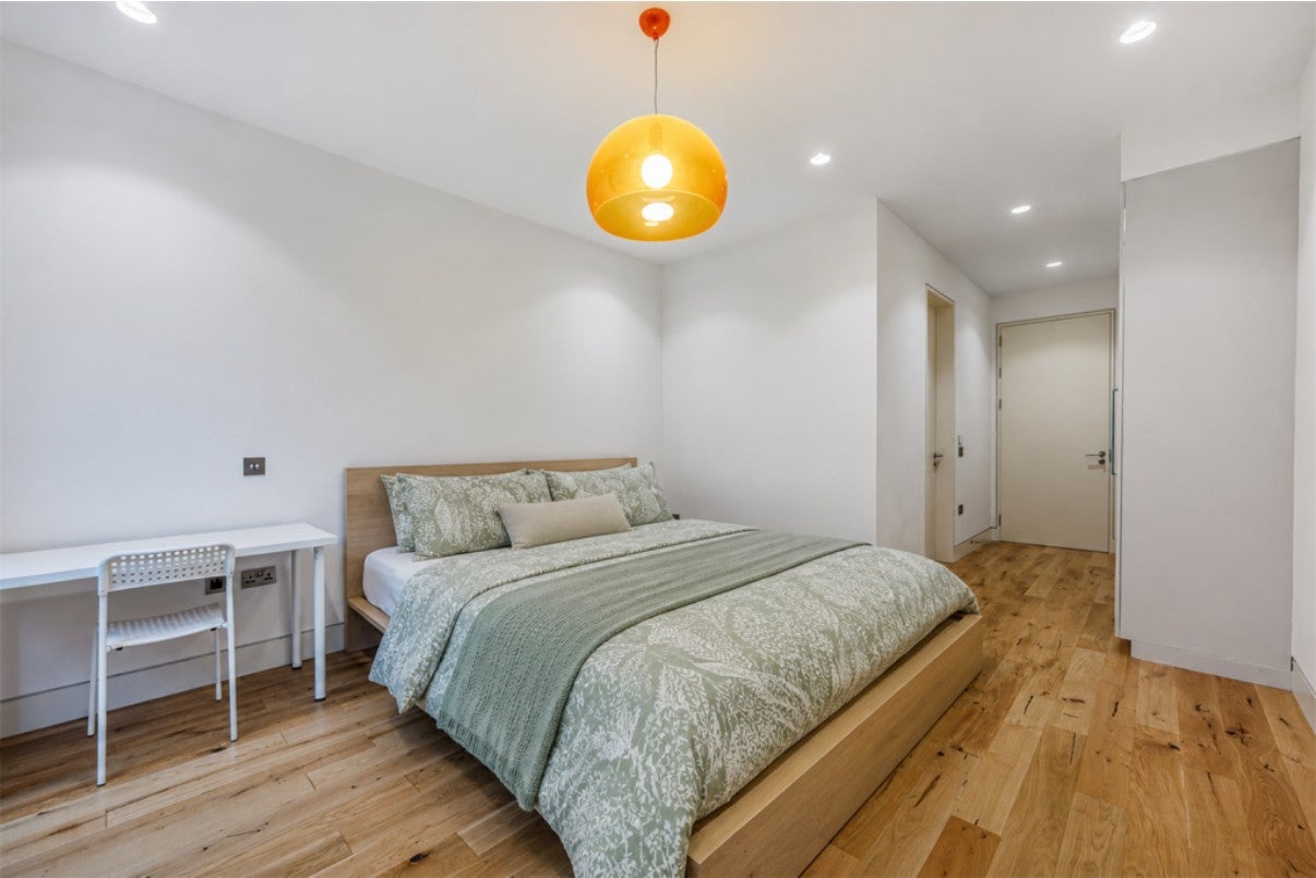 Flat Elm Avenue in Greater London
