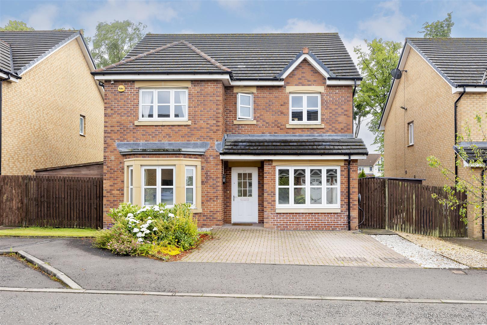 House Linnet Drive in Lenzie