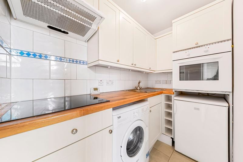 Flat Bullen Street in Greater London