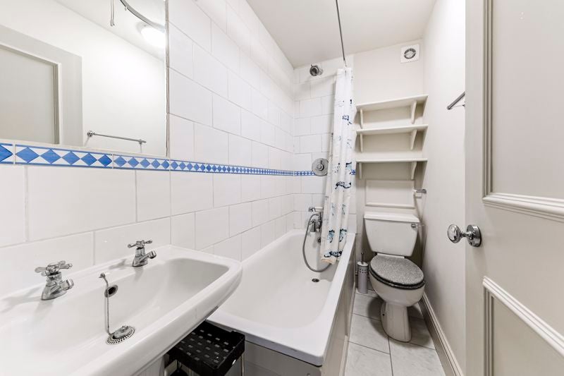 Flat Bullen Street in Greater London