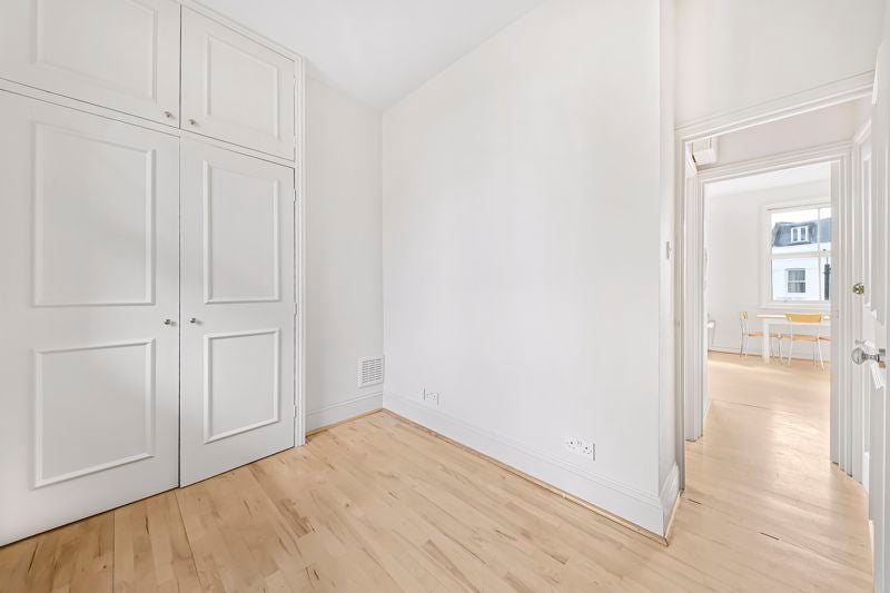 Flat Bullen Street in Greater London