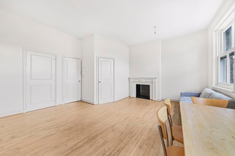 Flat Bullen Street in Greater London