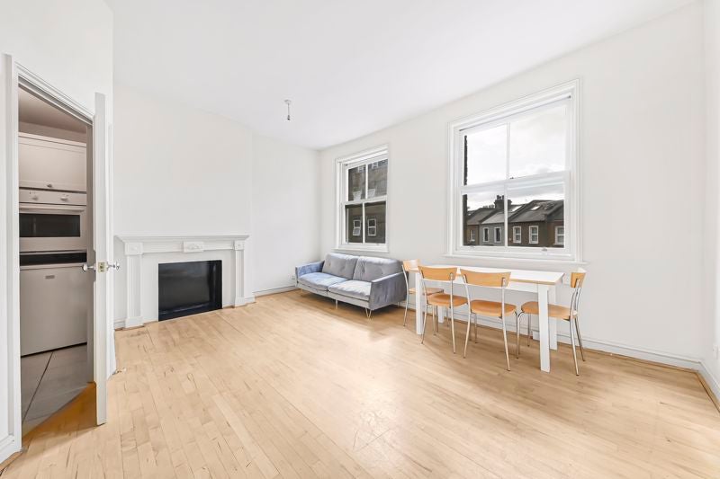 Flat Bullen Street in Greater London
