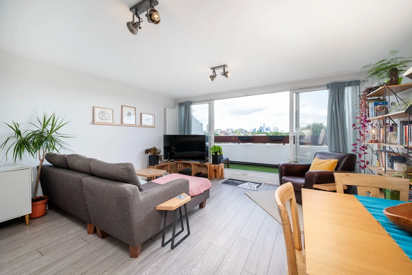 Flat Lombard Place in Greater London