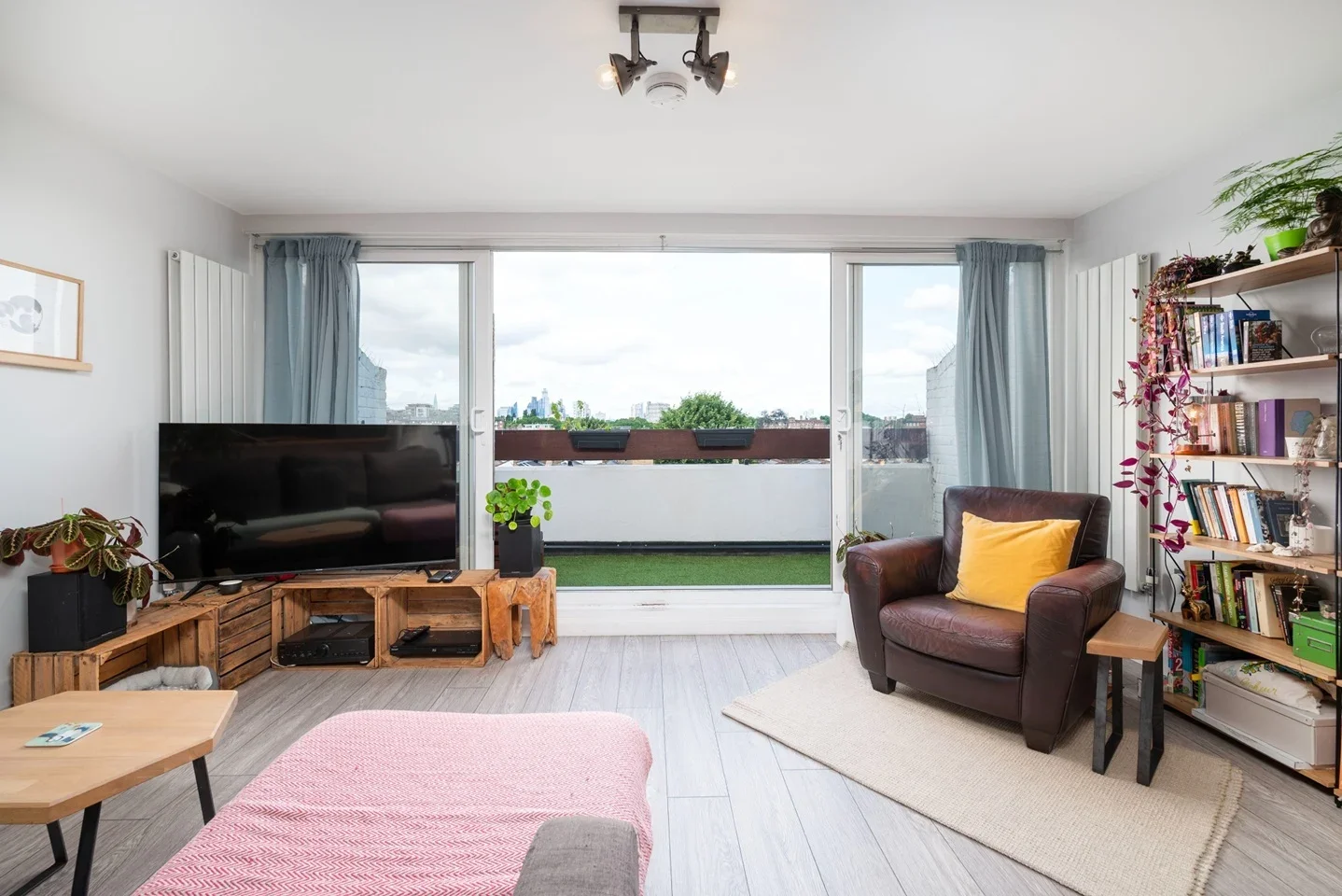 Flat Lombard Place in Greater London