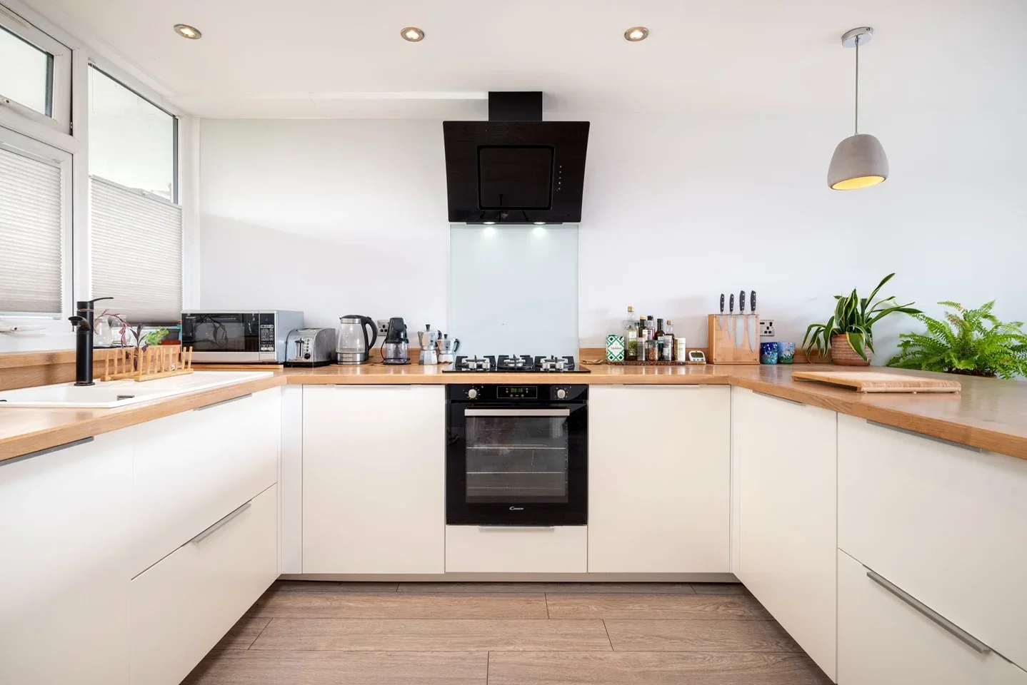 Flat Lombard Place in Greater London