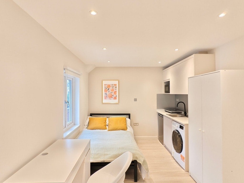 Flat Bisson Road in Greater London