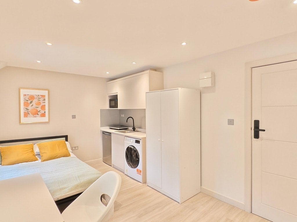 Flat Bisson Road in Greater London
