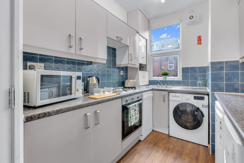 Flat Mattock Lane in Greater London