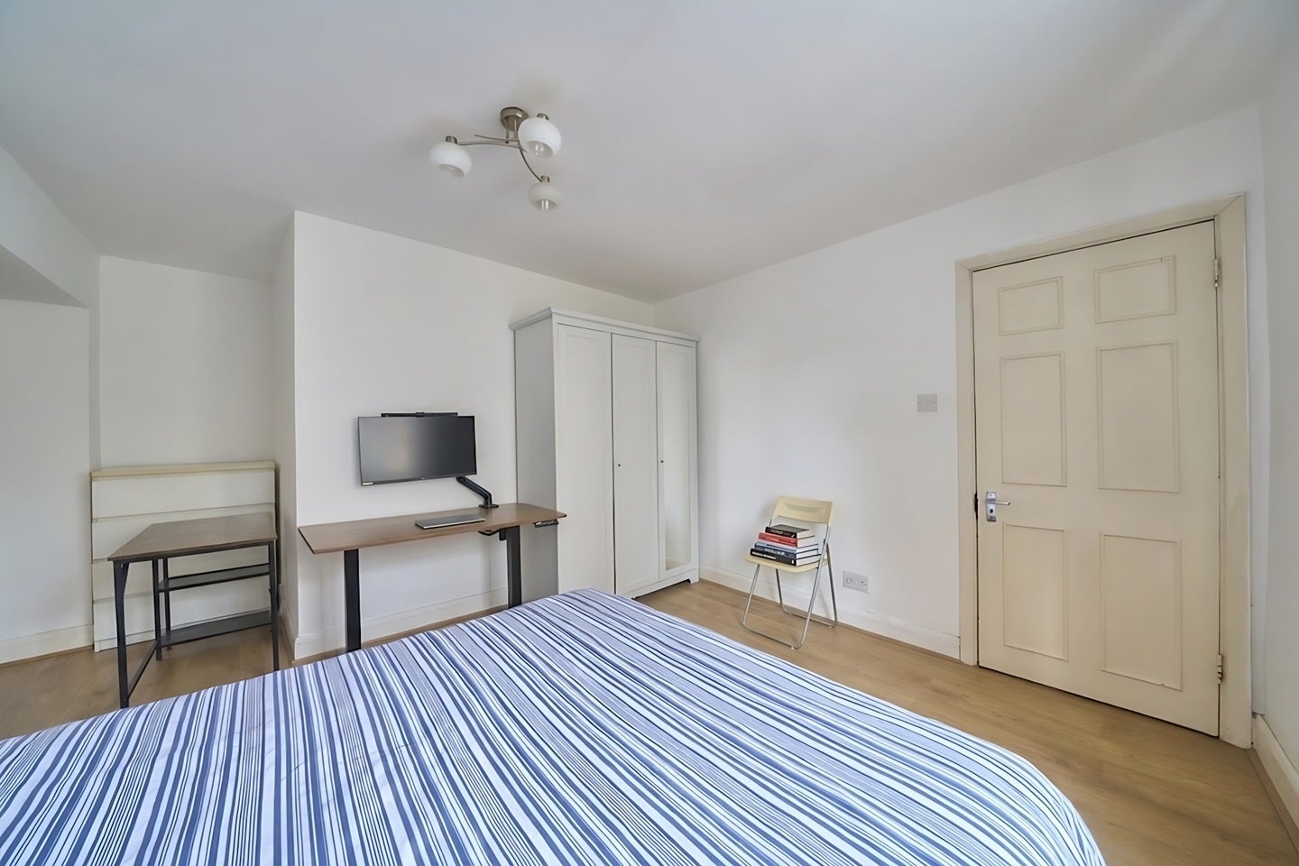 Room Lillie Road in Greater London