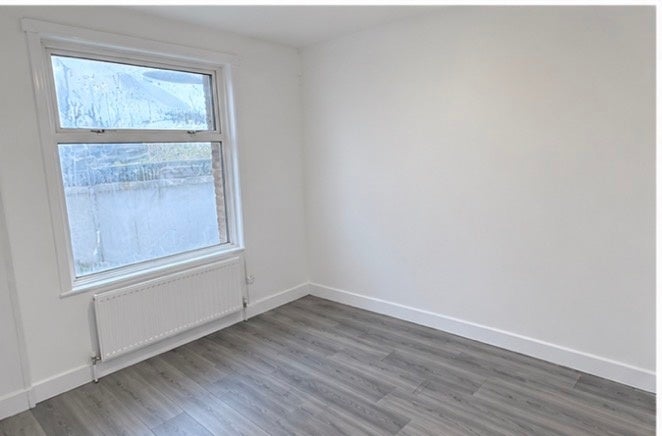 Flat Eglinton Road in Greater London
