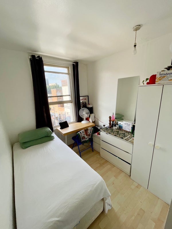 Room Graham Road in Greater London