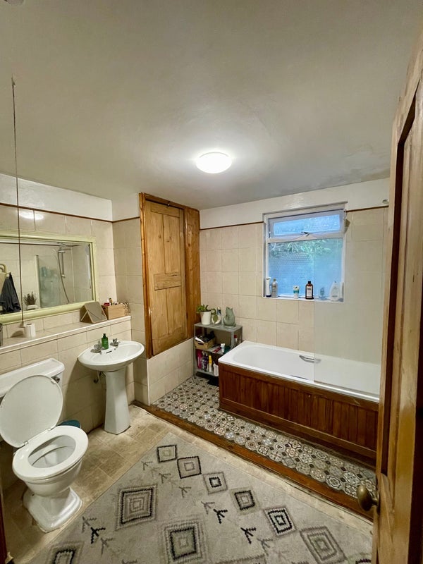 Room Graham Road in Greater London