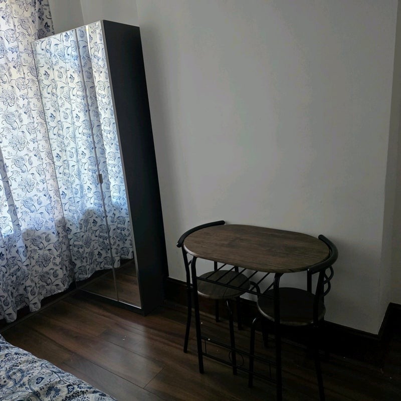 Room Queen's Road in Greater London