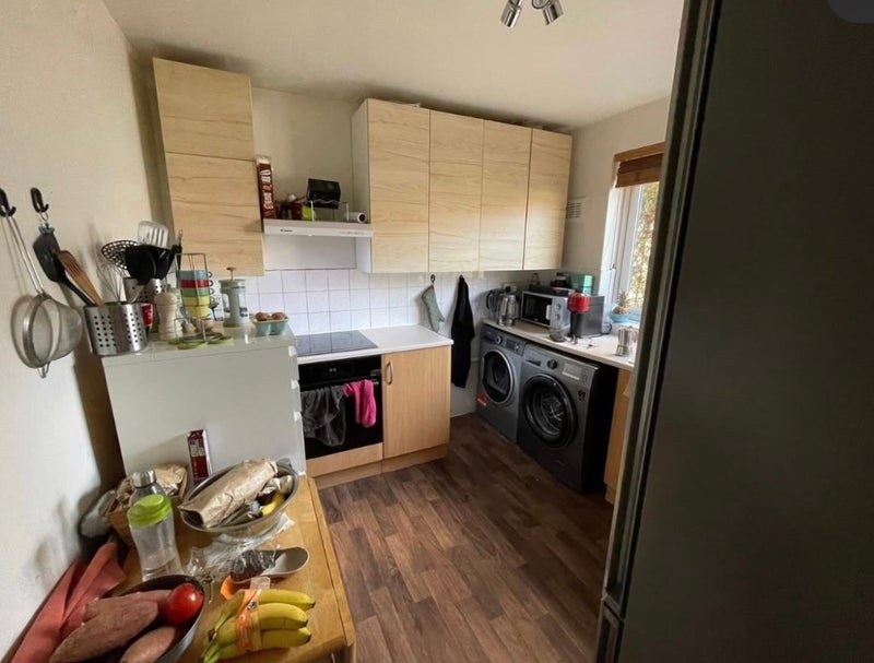 Room Batman Close in Greater London