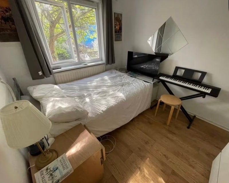 Room Batman Close in Greater London