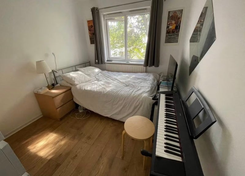 Room Batman Close in Greater London