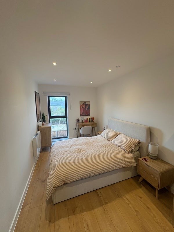 Room Baytree Road in Greater London