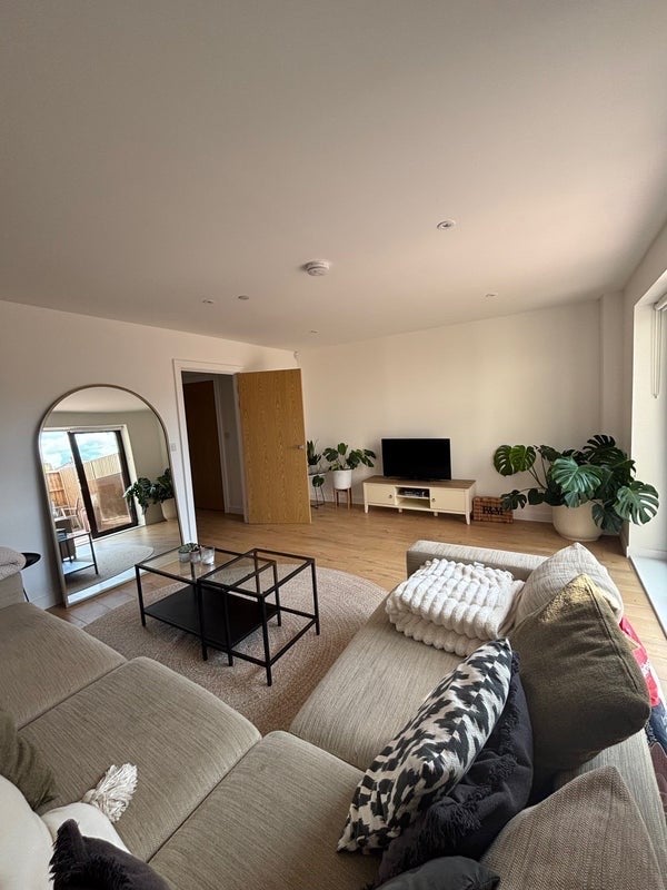 Room Baytree Road in Greater London
