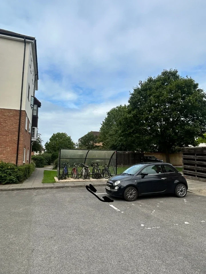 Flat Vicars Bridge Close in Greater London