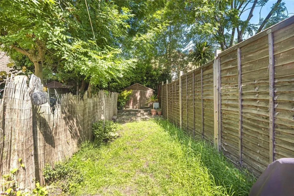 Flat Strathville Road in Greater London