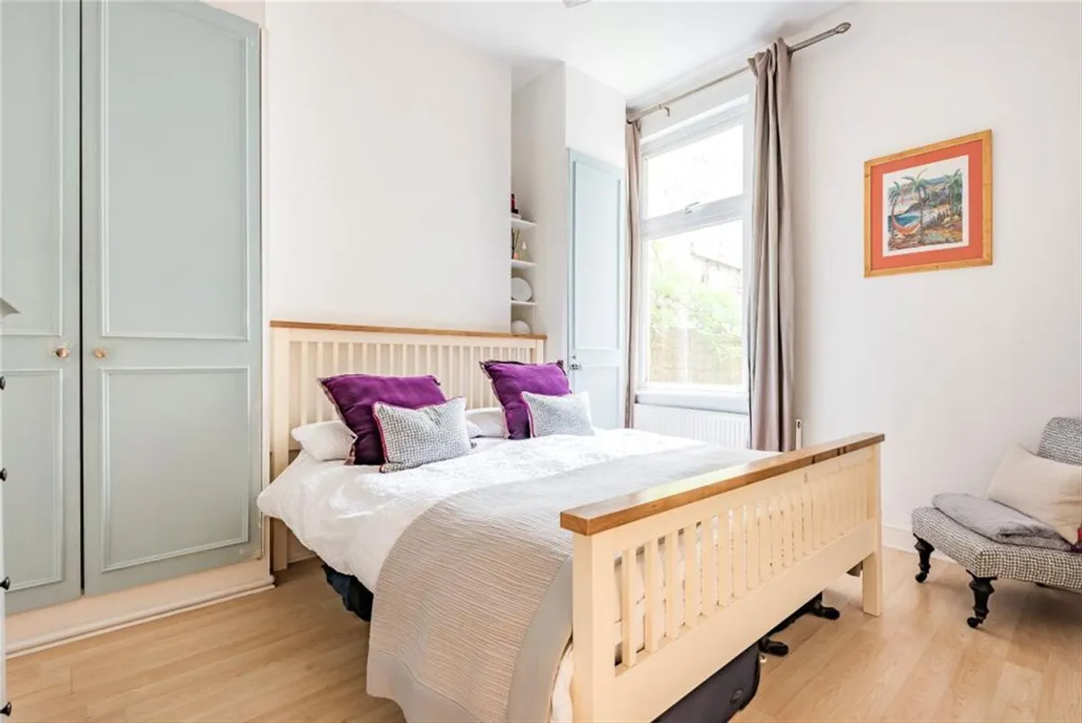 Flat Strathville Road in Greater London
