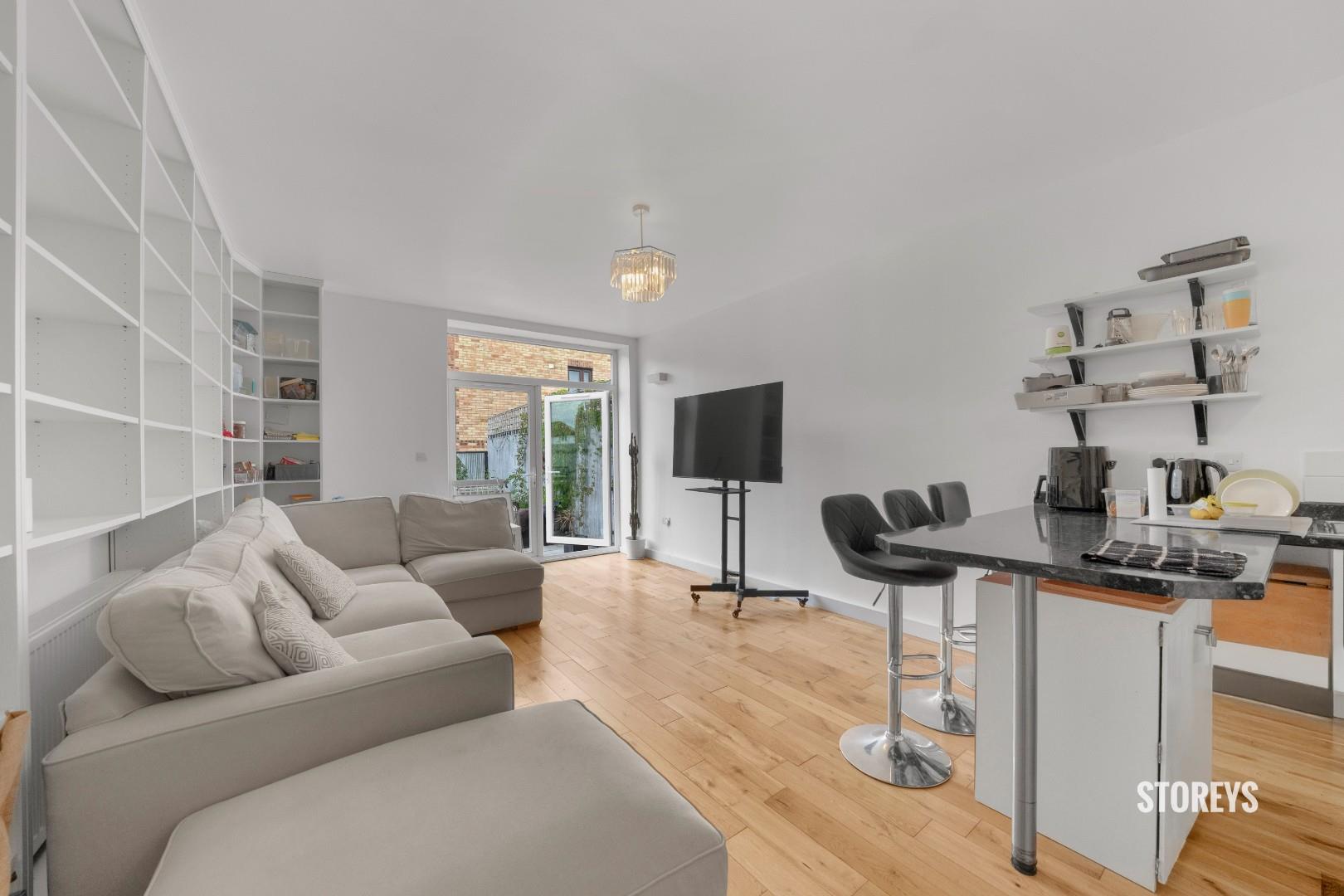 Flat Meopham Road in Greater London