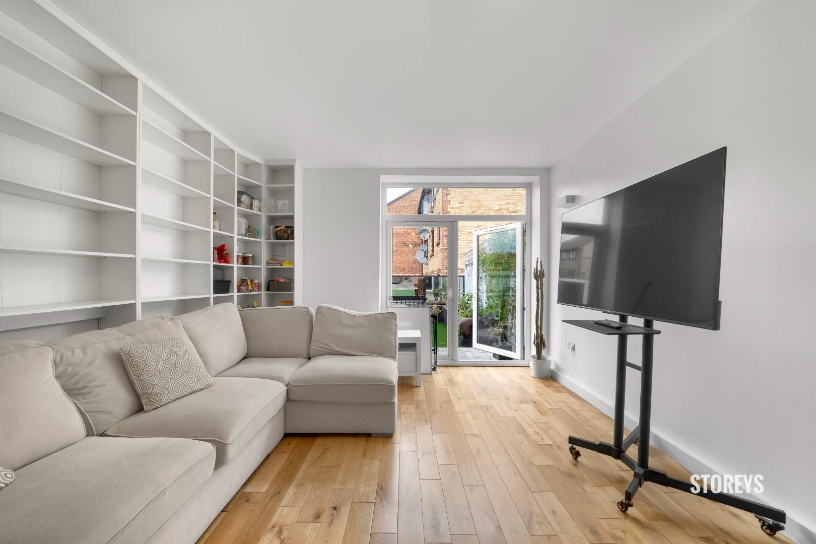 Flat Meopham Road in Greater London