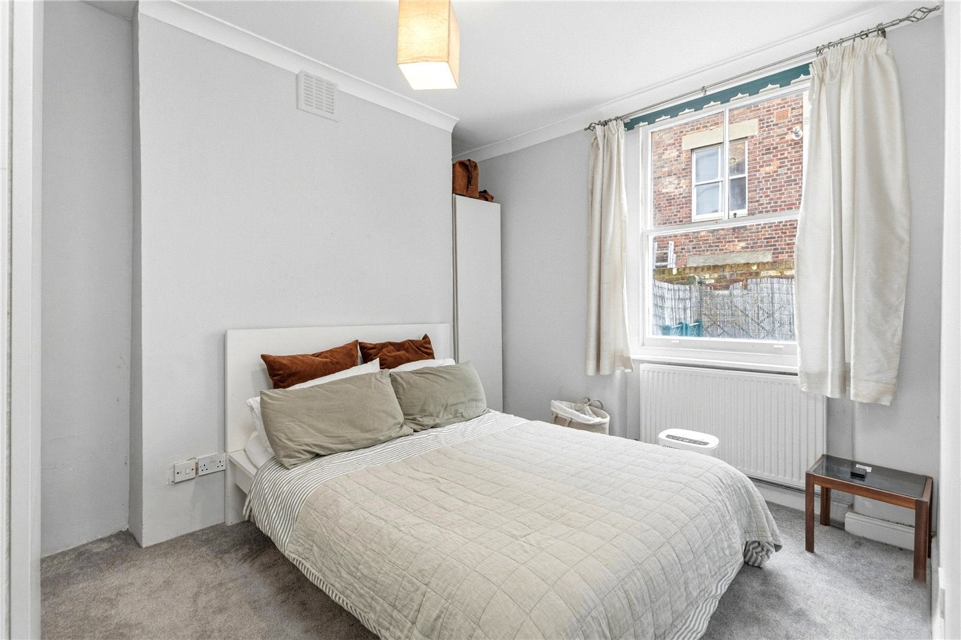 Flat Halton Road in Greater London