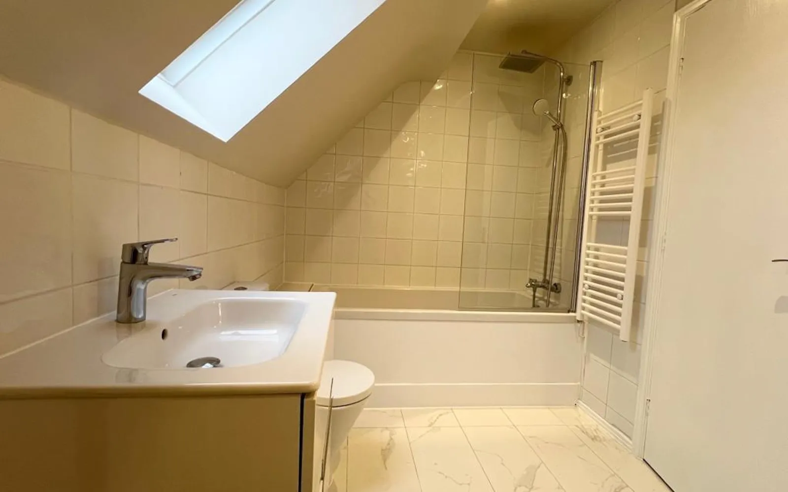 Flat Abinger Way in Guildford