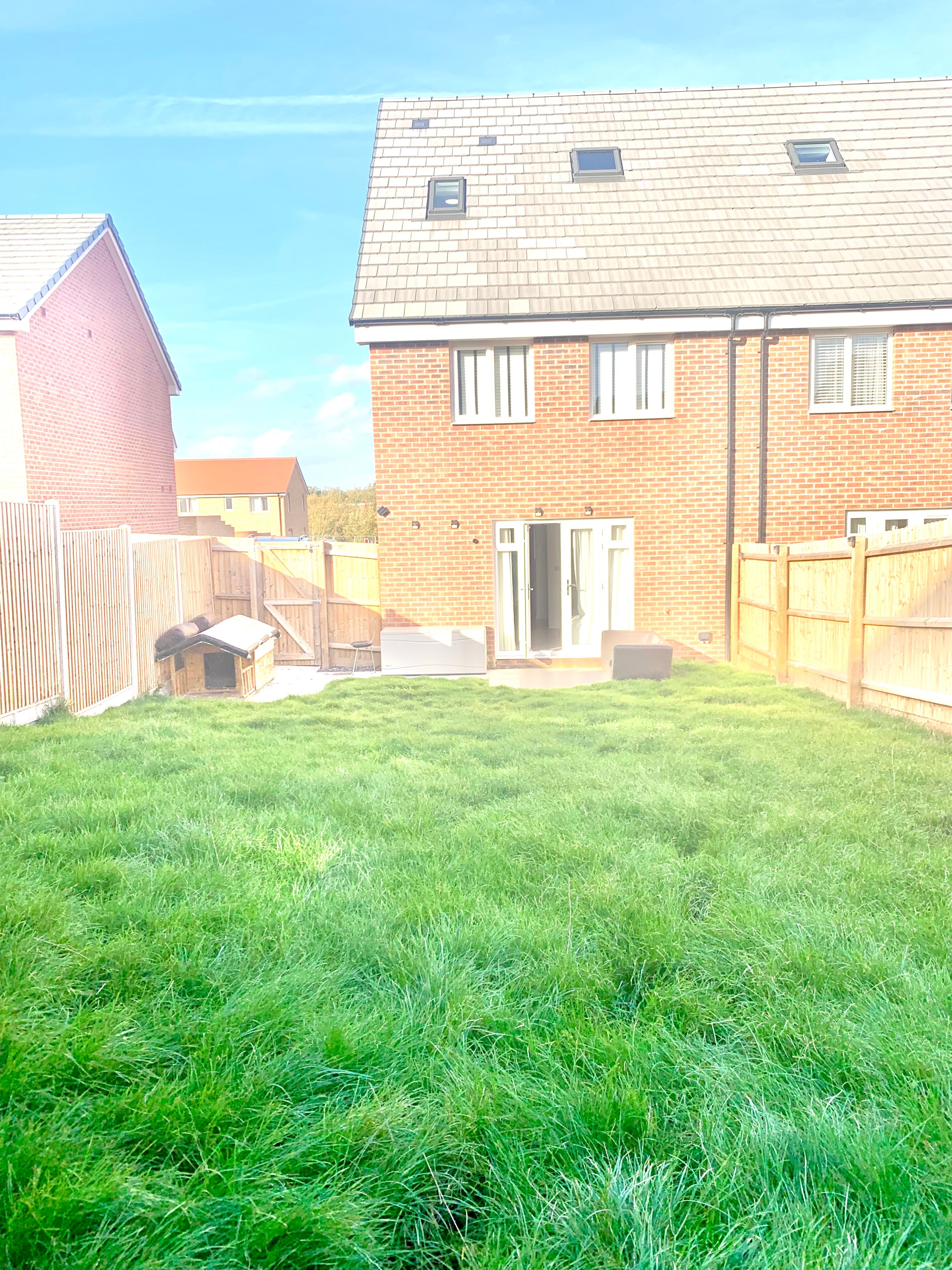 House Rutherford Crescent in Eggington