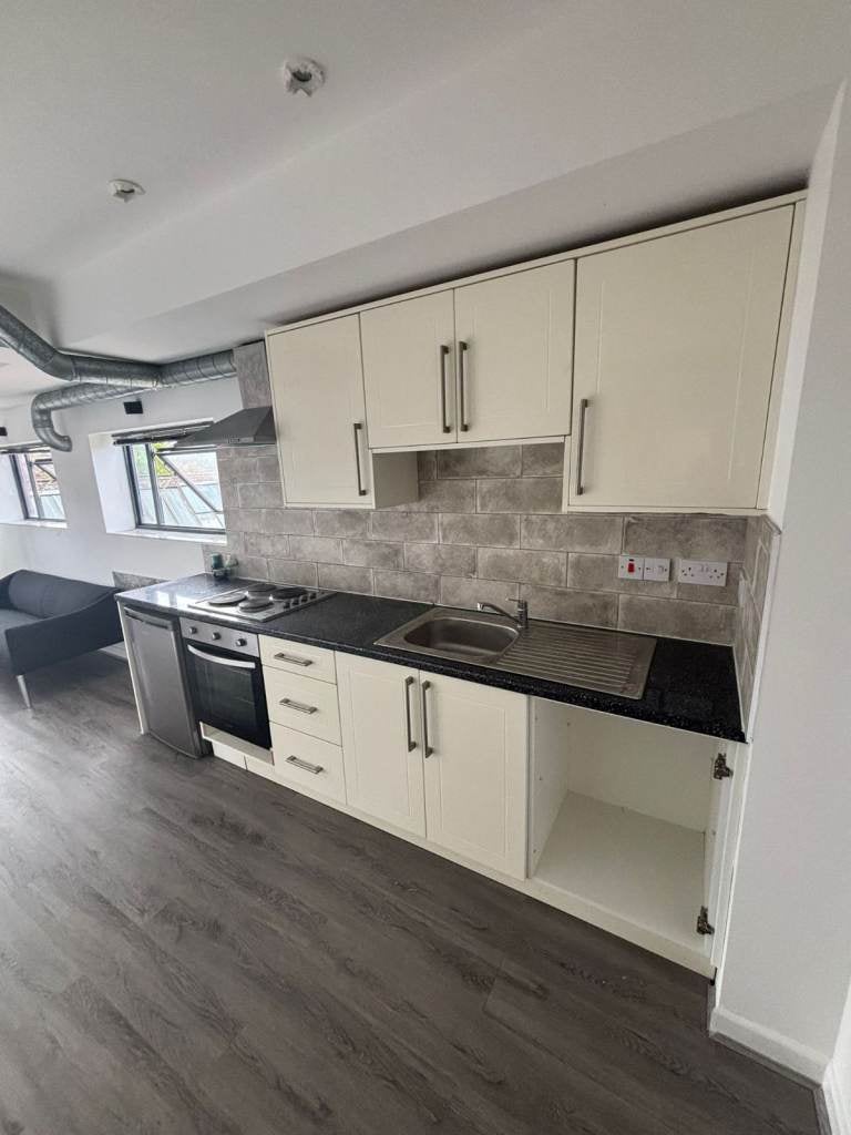 Flat Clifford Road in Greater London