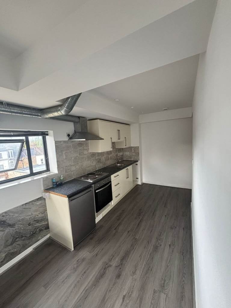 Flat Clifford Road in Greater London