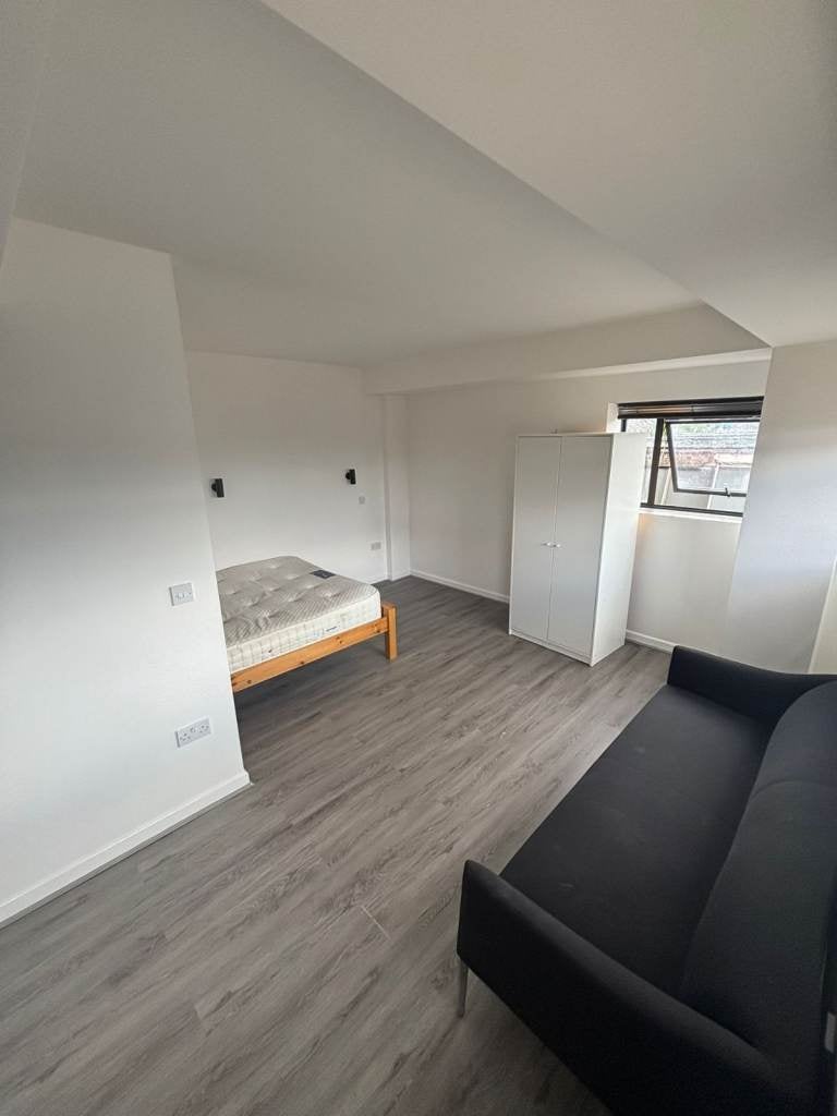 Flat Clifford Road in Greater London