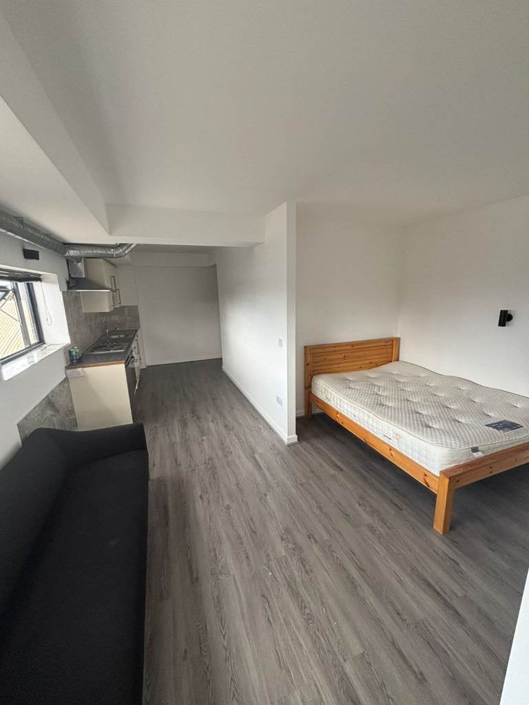 Flat Clifford Road in Greater London