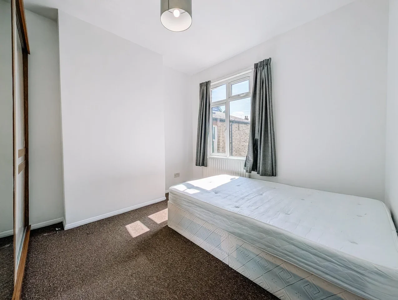 Flat Wellfield Road in Greater London