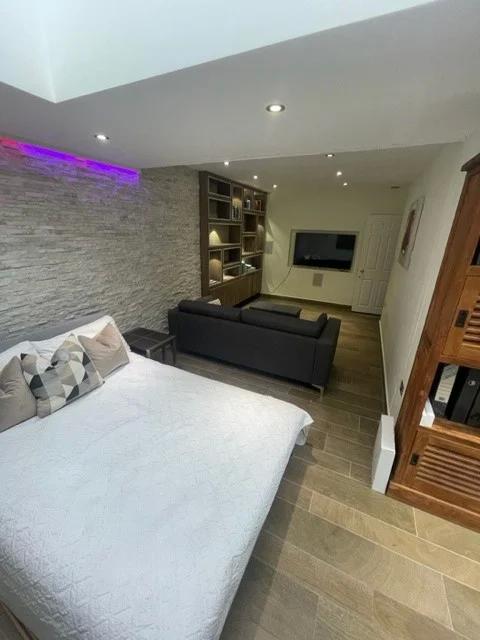 Room Netheravon Road South in Greater London