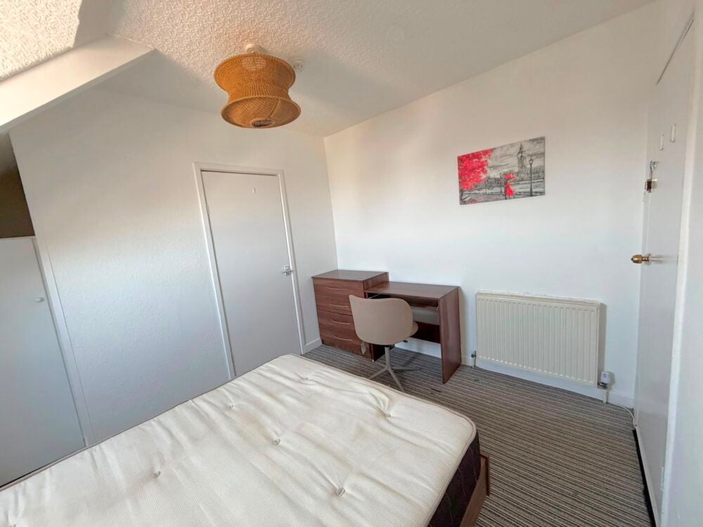 Room Newport Road in Cardiff
