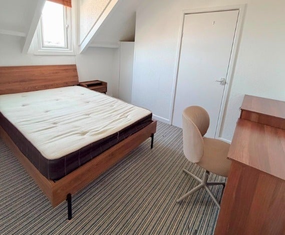 Room Newport Road in Cardiff