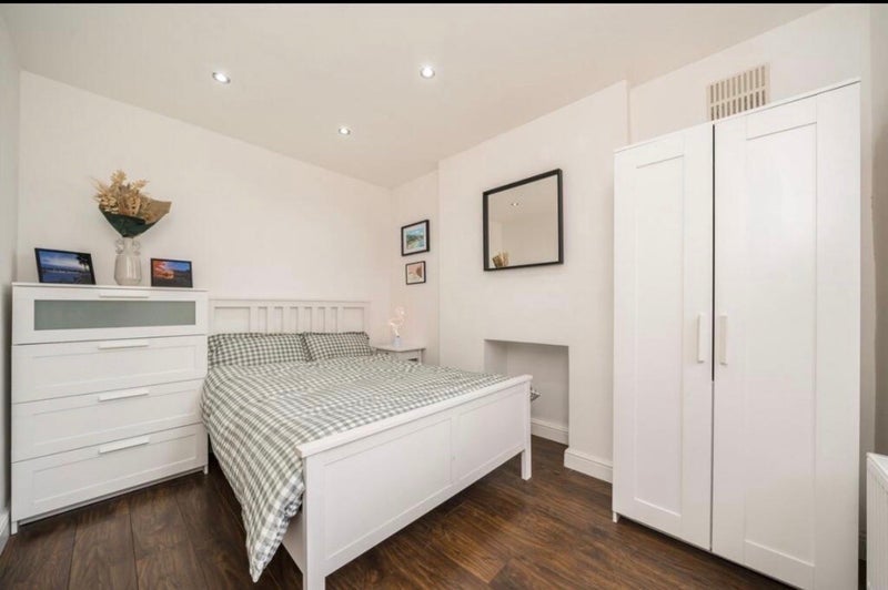 Room Gleneldon Road in Greater London