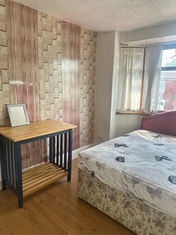 Room Greenstead Avenue in Manchester