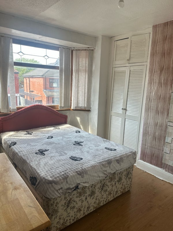 Room Greenstead Avenue in Manchester
