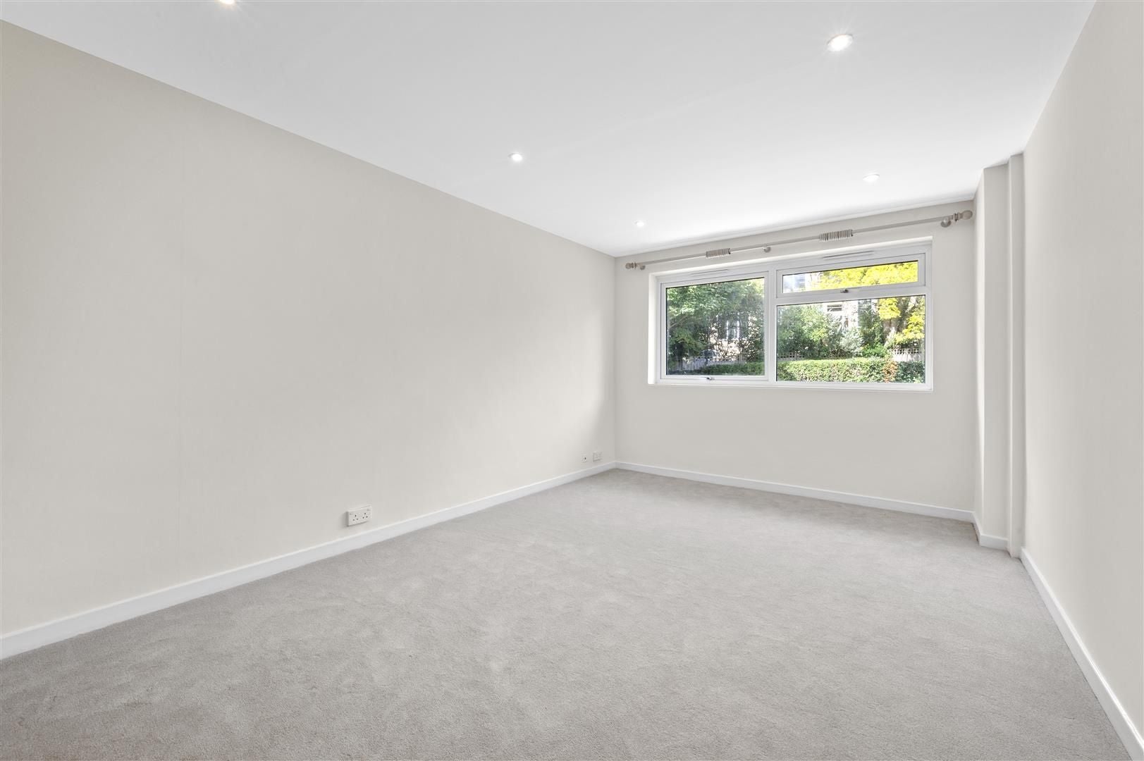 Flat Darlaston Road in Greater London