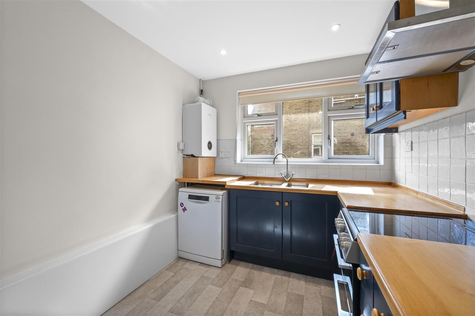 Flat Darlaston Road in Greater London