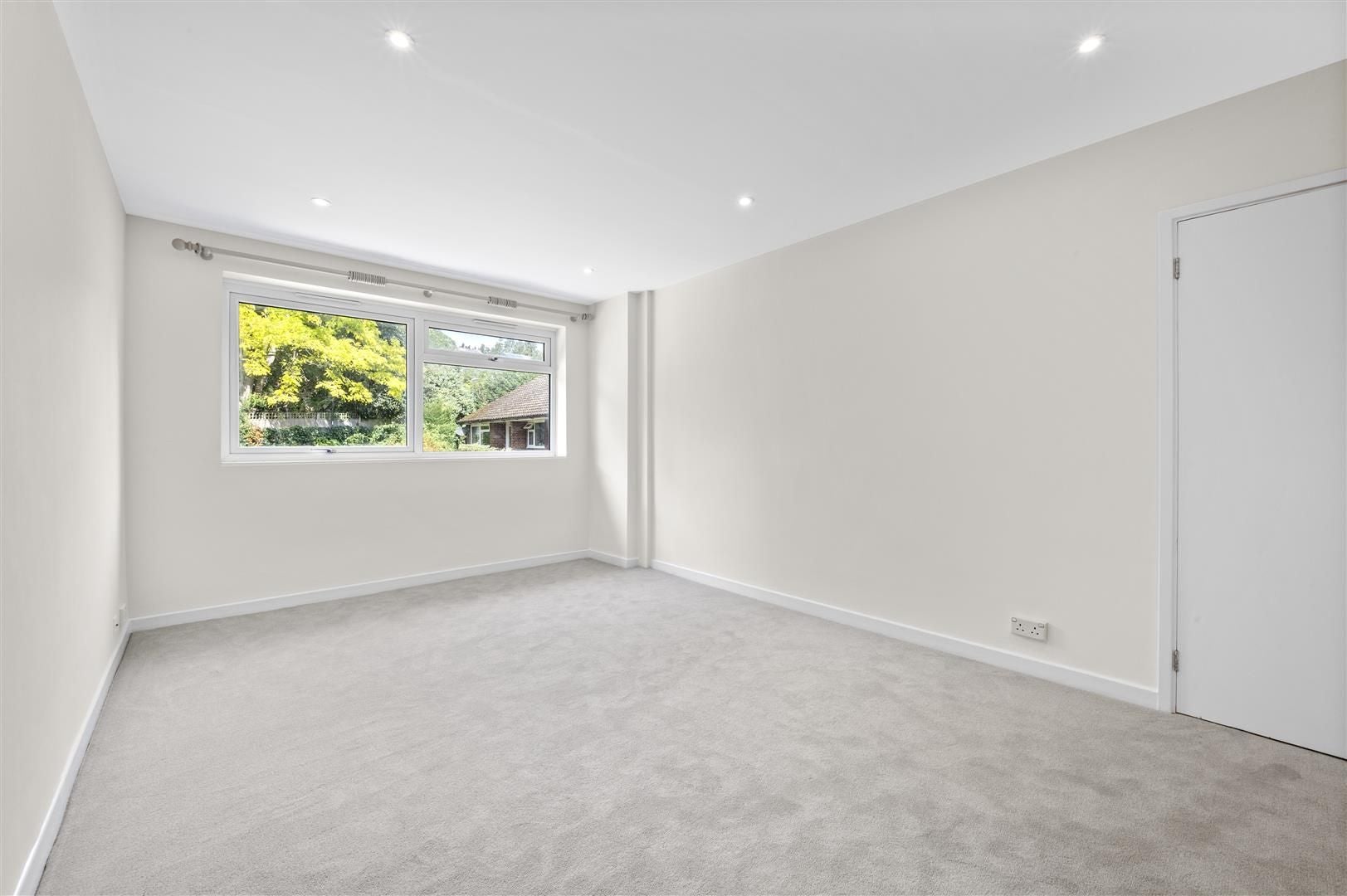 Flat Darlaston Road in Greater London