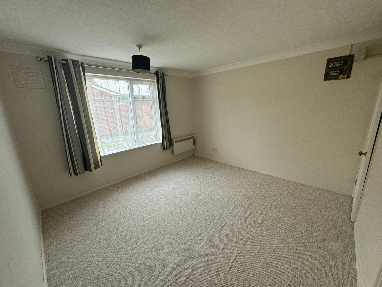 Flat Telscombe Way in Luton