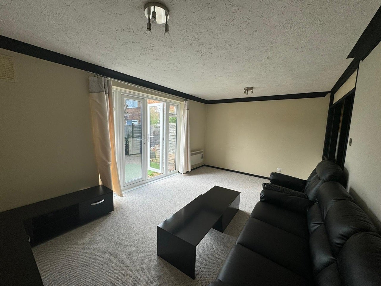 Flat Telscombe Way in Luton