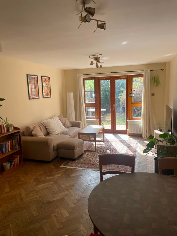 Room Meadow Close in Greater London