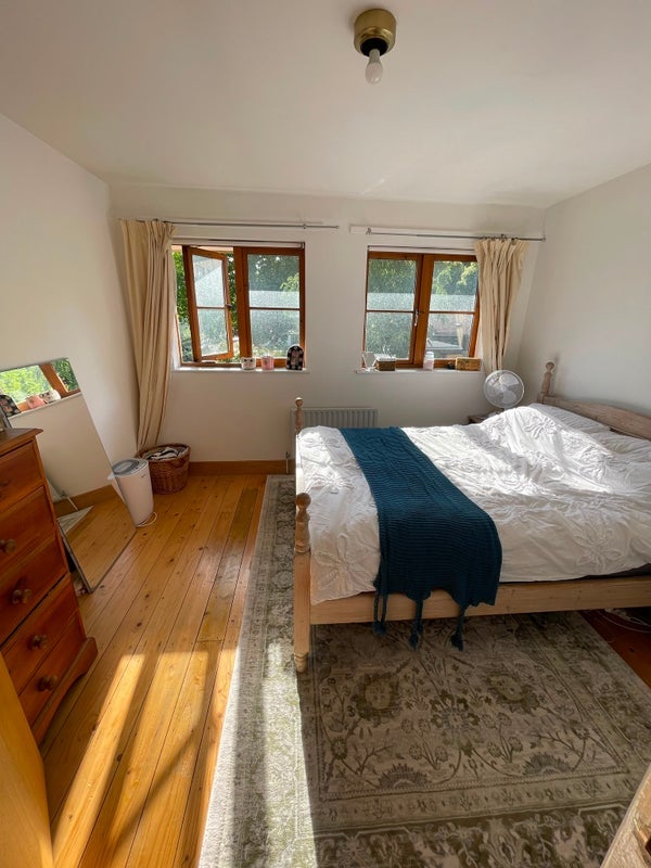 Room Meadow Close in Greater London