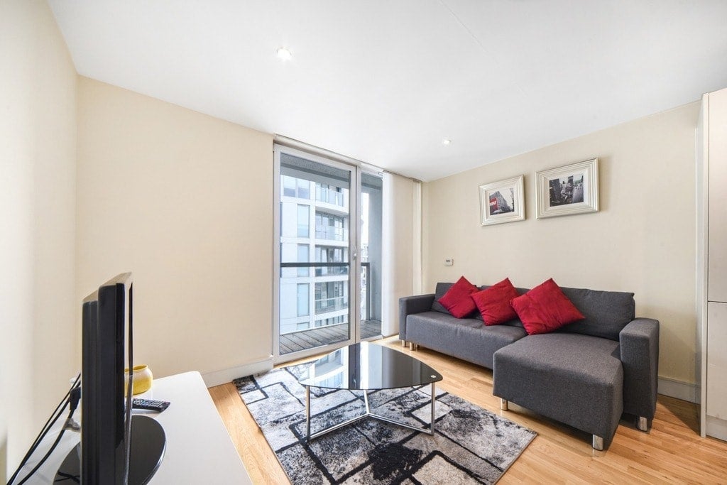 Flat Lanterns Way in Greater London
